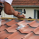 Etape 17 : Sur le sommet de la toiture, au niveau du faîtage, réaliser la pose clouée des closoirs en mousse sur toute la longueur. Terminer par la pose de la dernière rangée de plaques en les vissant.