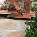 Etape 18 : Au niveau des côtés, couper le surplus de tuiles avec le cutter. Etape 18 : Au niveau des côtés, couper le surplus de tuiles avec le cutter.