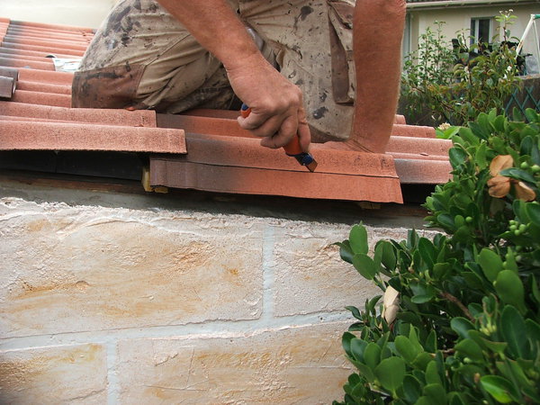 Etape 18 : Au niveau des côtés, couper le surplus de tuiles avec le cutter.