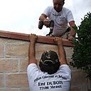 Etape 19 : L’aspect esthétique et la protection contre le vent peuvent être renforcés, en fixant la rive prévue à cet effet. La rive se fixe à l’aide de vis de fixations. Etape 19 : L’aspect esthétique et la protection contre le vent peuvent être renforcés, en fixant la rive prévue à cet effet. La rive se fixe à l’aide de vis de fixations.