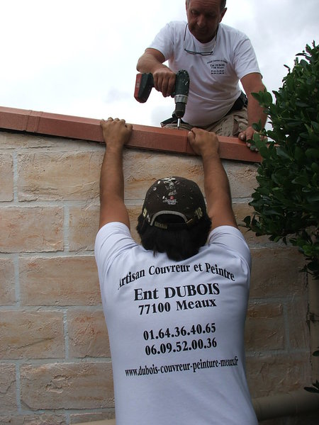 Etape 19 : L’aspect esthétique et la protection contre le vent peuvent être renforcés, en fixant la rive prévue à cet effet. La rive se fixe à l’aide de vis de fixations.