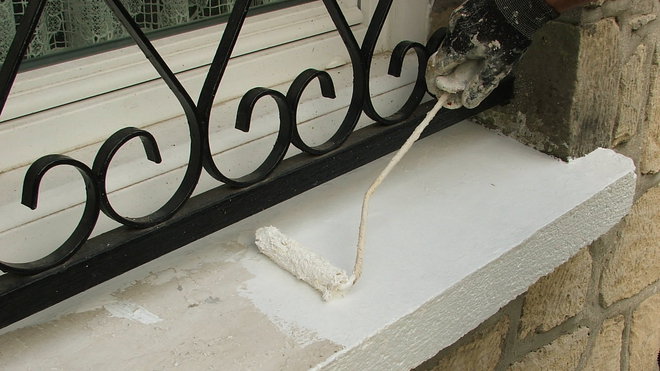 Etape 22 : Parachever l’ensemble du travail par l’application de peinture sur les rebords et appuis de fenêtres, au rouleau patte de lapin.