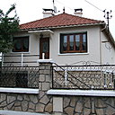 Après avoir suivi les 22 étapes de ce pas à pas, la façade de la maison fraîchement repeinte est pimpante.