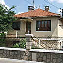 Avant, les méfaits du temps ont eu prise sur la façade qui comporte quelques salissures et lézardes.