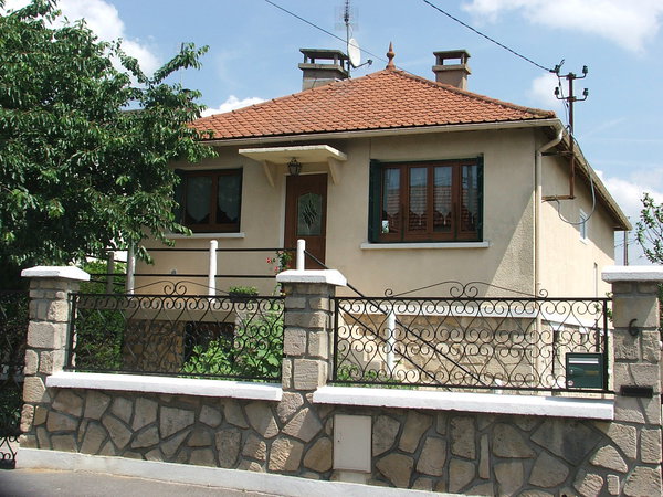 Avant, les méfaits du temps ont eu prise sur la façade qui comporte quelques salissures et lézardes.