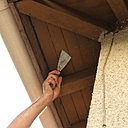 Etape 1 : Effectuer le grattage de l’ensemble des caches moineaux en bois à l’aide d’un riflard, afin de bien enlever les anciennes peintures non adhérentes.