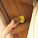 Etape 2 : Le ponçage, quant à lui, permet d’enlever tous les petits grains et défauts de surfaces.