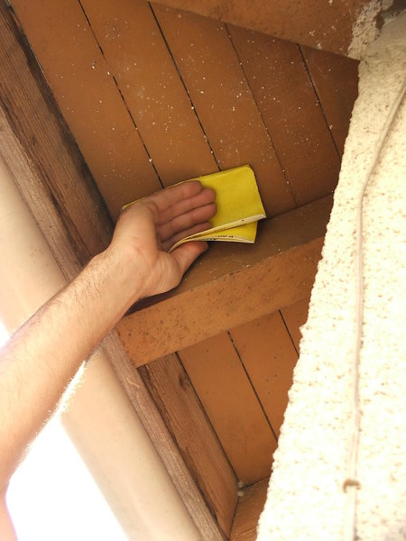 Etape 2 : Le ponçage, quant à lui, permet d’enlever tous les petits grains et défauts de surfaces.