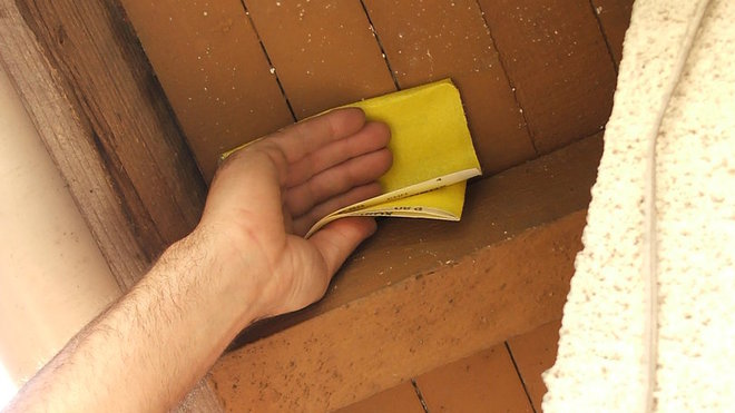 Etape 2 : Le ponçage, quant à lui, permet d’enlever tous les petits grains et défauts de surfaces.