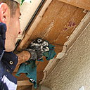 Etape 3 : Bien nettoyer l’ensemble des boiseries des caches moineaux au chiffon propre, enlevant ainsi les poussières de ponçage.