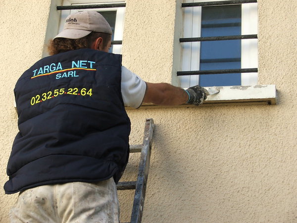 Etape 4 : Gratter au riflard l’ensemble des appuis de fenêtres où subsistent quelques décollements d’enduits.