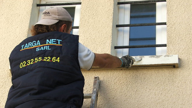 Etape 4 : Gratter au riflard l’ensemble des appuis de fenêtres où subsistent quelques décollements d’enduits.