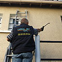 Etape 5 : Nettoyer la façade à l’eau claire, sans pour autant passer le pulvérisateur à haute pression, afin d’éliminer les salissures. Sur les supports trop poreux, le tuyau d’arrosage suffit amplement.