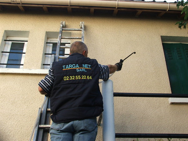 Etape 5 : Nettoyer la façade à l’eau claire, sans pour autant passer le pulvérisateur à haute pression, afin d’éliminer les salissures. Sur les supports trop poreux, le tuyau d’arrosage suffit amplement.