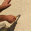 Etape 6 : Ouvrir au cutter les fissures existantes sans trop appuyer sur l’outil.