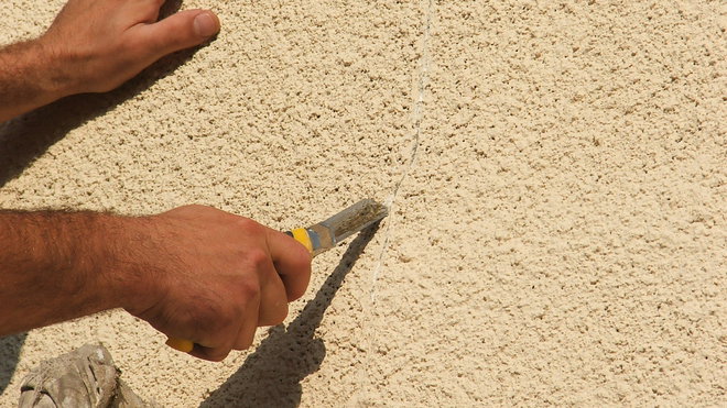 Etape 6 : Ouvrir au cutter les fissures existantes sans trop appuyer sur l’outil.