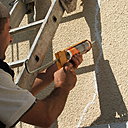 Etape 7 : Appliquer un mastic de rebouchage type Toupret spécial façade ; le cordon d’enduit doit être régulier et homogène.