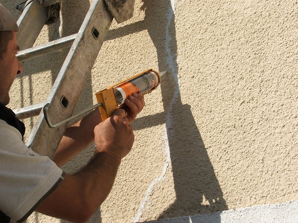 Etape 7 : Appliquer un mastic de rebouchage type Toupret spécial façade ; le cordon d’enduit doit être régulier et homogène.