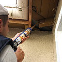 Etape 8 : Sur les parties de bois abîmées des cache moineaux, passer au pistolet extrudeur un mastic spécial bois type Sintobois, afin de reconstituer les zones manquantes. Bien charger en mastic.