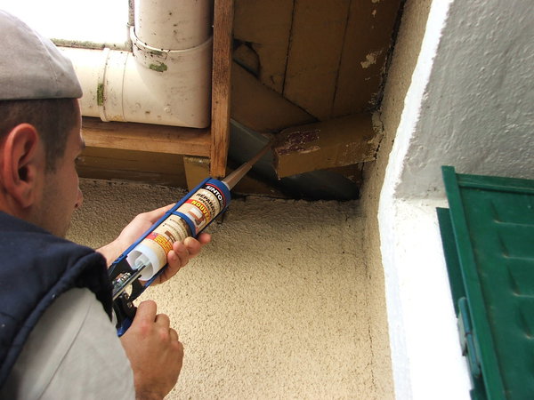 Etape 8 : Sur les parties de bois abîmées des cache moineaux, passer au pistolet extrudeur un mastic spécial bois type Sintobois, afin de reconstituer les zones manquantes. Bien charger en mastic.