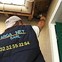 Etape 9 : Lisser au couteau de peintre le mastic à bois, en le faisant bien adhérer sur la partie abîmée.