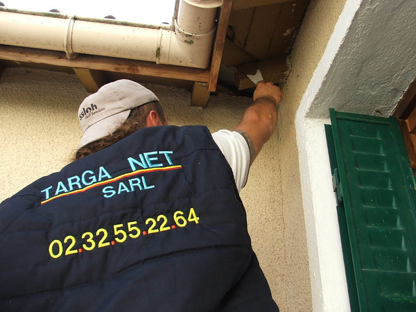 Etape 9 : Lisser au couteau de peintre le mastic à bois, en le faisant bien adhérer sur la partie abîmée.