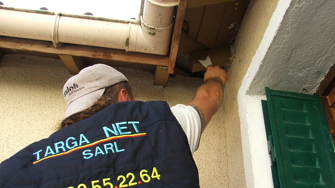 Etape 9 : Lisser au couteau de peintre le mastic à bois, en le faisant bien adhérer sur la partie abîmée.