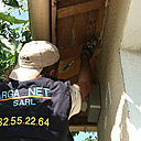 Etape 10 : La mise en peinture commence par le réchampissage des boiseries des caches moineaux avec la façade. Appliquer à la brosse une peinture glycérophtalique microporeuse.