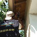 Etape 11 : Sur les parties planes des boiseries, passer la peinture Glycéro à l’aide d’un rouleau patte de lapin, en tirant bien la peinture afin de lui donner un rendu lisse.