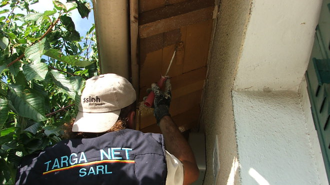 Etape 11 : Sur les parties planes des boiseries, passer la peinture Glycéro à l’aide d’un rouleau patte de lapin, en tirant bien la peinture afin de lui donner un rendu lisse.