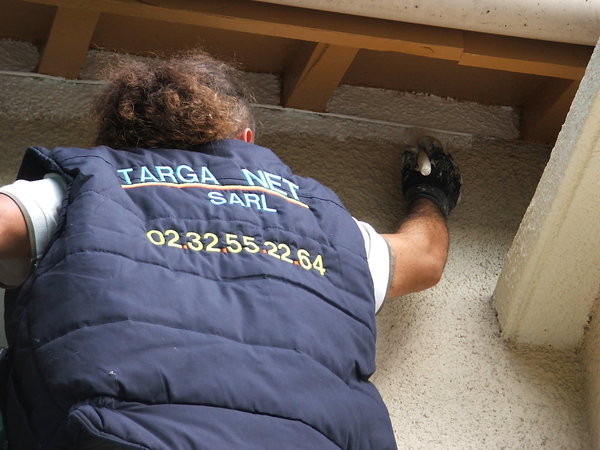 Etape 12 : A la brosse de pouce, effectuer le réchampissage de la façade, en travaillant pan de façade par pan de façade, avec une couche de primaire d’accrochage.