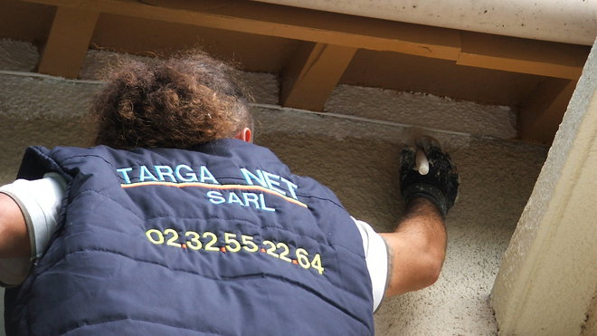 Etape 12 : A la brosse de pouce, effectuer le réchampissage de la façade, en travaillant pan de façade par pan de façade, avec une couche de primaire d’accrochage.