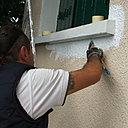 Etape 13 : Réchampir au pourtour des ouvrants et appuis de fenêtres.