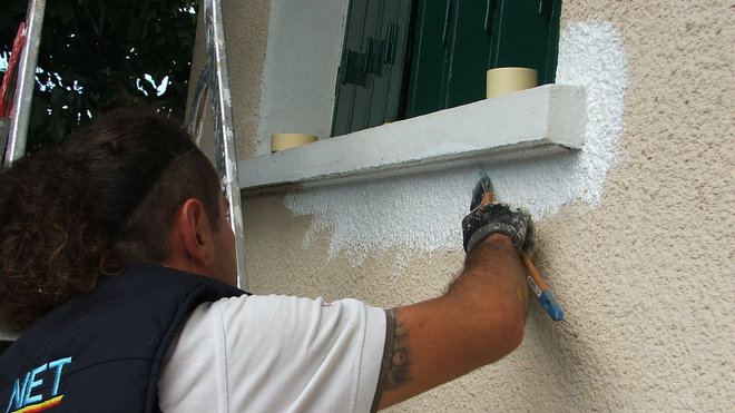 Etape 13 : Réchampir au pourtour des ouvrants et appuis de fenêtres.