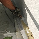 Etape 14 : Terminer le réchampissage avec la peinture primaire d’accrochage par le bas du pan de façade.