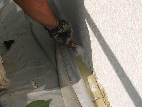 Etape 14 : Terminer le réchampissage avec la peinture primaire d’accrochage par le bas du pan de façade.