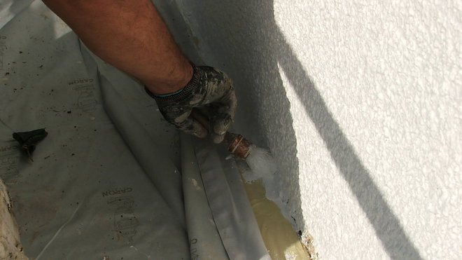 Etape 14 : Terminer le réchampissage avec la peinture primaire d’accrochage par le bas du pan de façade.