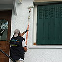 Etape 15 : Passer une couche de peinture primaire sur les parties planes du pan de façade au rouleau à poils long 18 mm spéciale façade, afin de bien charger en produit. Tirer la peinture de bas en haut.
