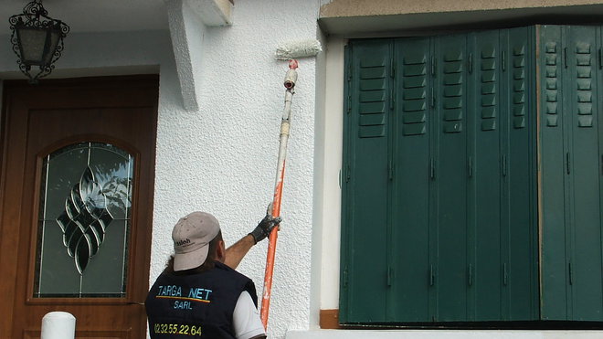 Etape 15 : Passer une couche de peinture primaire sur les parties planes du pan de façade au rouleau à poils long 18 mm spéciale façade, afin de bien charger en produit. Tirer la peinture de bas en haut.