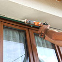 Etape 16 : Appliquer un cordon de mastic de rebouchage au niveau des angles de pourtour de cadres des ouvrants, lisser au doigt, et laisser sécher la peinture primaire ainsi que l’enduit 24 heures.