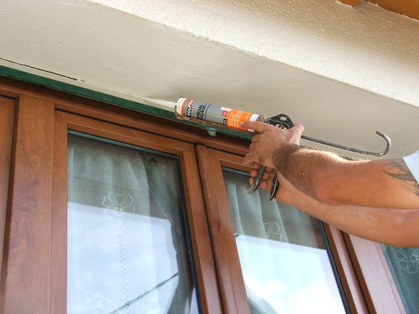 Etape 16 : Appliquer un cordon de mastic de rebouchage au niveau des angles de pourtour de cadres des ouvrants, lisser au doigt, et laisser sécher la peinture primaire ainsi que l’enduit 24 heures.