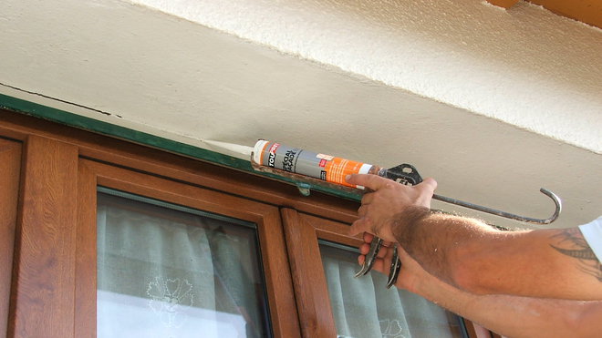 Etape 16 : Appliquer un cordon de mastic de rebouchage au niveau des angles de pourtour de cadres des ouvrants, lisser au doigt, et laisser sécher la peinture primaire ainsi que l’enduit 24 heures.