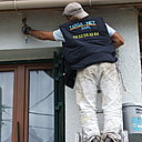 Etape 17 : Réchampir à la peinture acrylique spéciale façade le pourtour de la façade, partie haute comme partie basse. Bien charger la brosse, afin de déposer une quantité de peinture assez couvrante.