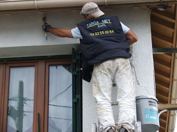 Etape 17 : Réchampir à la peinture acrylique spéciale façade le pourtour de la façade, partie haute comme partie basse. Bien charger la brosse, afin de déposer une quantité de peinture assez couvrante.