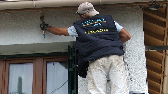 Etape 17 : Réchampir à la peinture acrylique spéciale façade le pourtour de la façade, partie haute comme partie basse. Bien charger la brosse, afin de déposer une quantité de peinture assez couvrante.