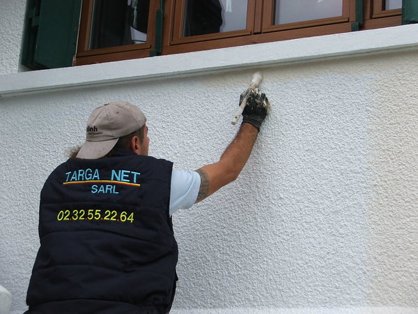 Etape 18 : Les appuis et cadres de fenêtres seront aussi réchampis dans la continuité.
