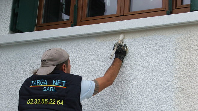Etape 18 : Les appuis et cadres de fenêtres seront aussi réchampis dans la continuité.