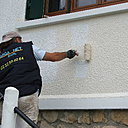 Etape 20 : Sur les parties plus accessibles, la peinture sera déposée en tirant le rouleau chargé de peinture, avec un mouvement horizontal en déchargeant l’outil au maximum.