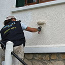 Etape 21 : Sans attendre, lisser la passe de peinture verticalement, en tirant le geste de bas en haut ; progresser mètre carré, par mètre carré.