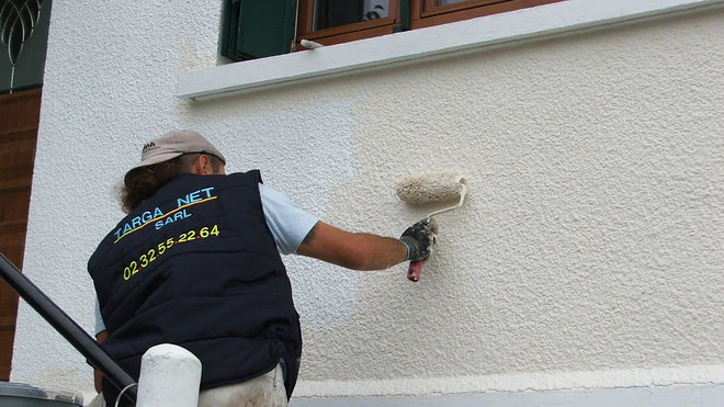 Etape 21 : Sans attendre, lisser la passe de peinture verticalement, en tirant le geste de bas en haut ; progresser mètre carré, par mètre carré.